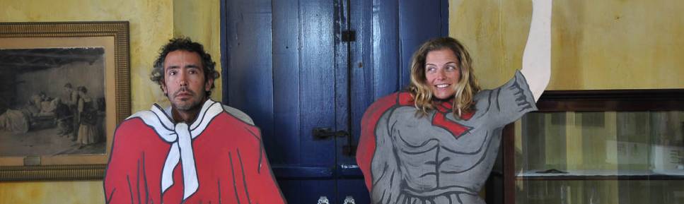 Fantasiados de Anita e Giuseppe Garibaldi, na casa onde morou Anita, em Laguna, sul de Santa Catarina